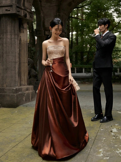 Elegantes, trägerloses Ballkleid mit champagnerfarbenem, perlenbesetztem Oberteil und braunem Rock – langes Abendkleid für formelle Anlässe (N272)