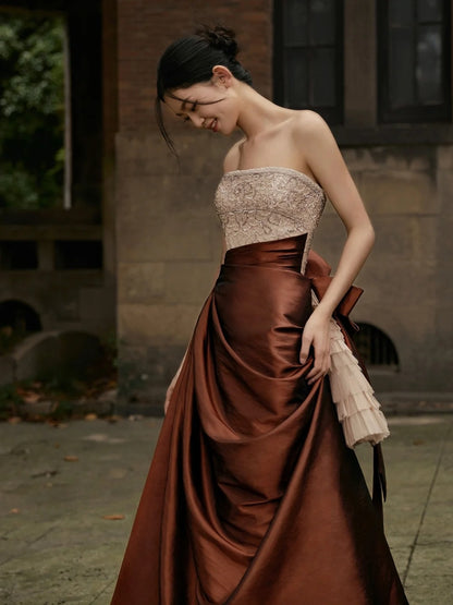 Elegantes, trägerloses Ballkleid mit champagnerfarbenem, perlenbesetztem Oberteil und braunem Rock – langes Abendkleid für formelle Anlässe (N272)