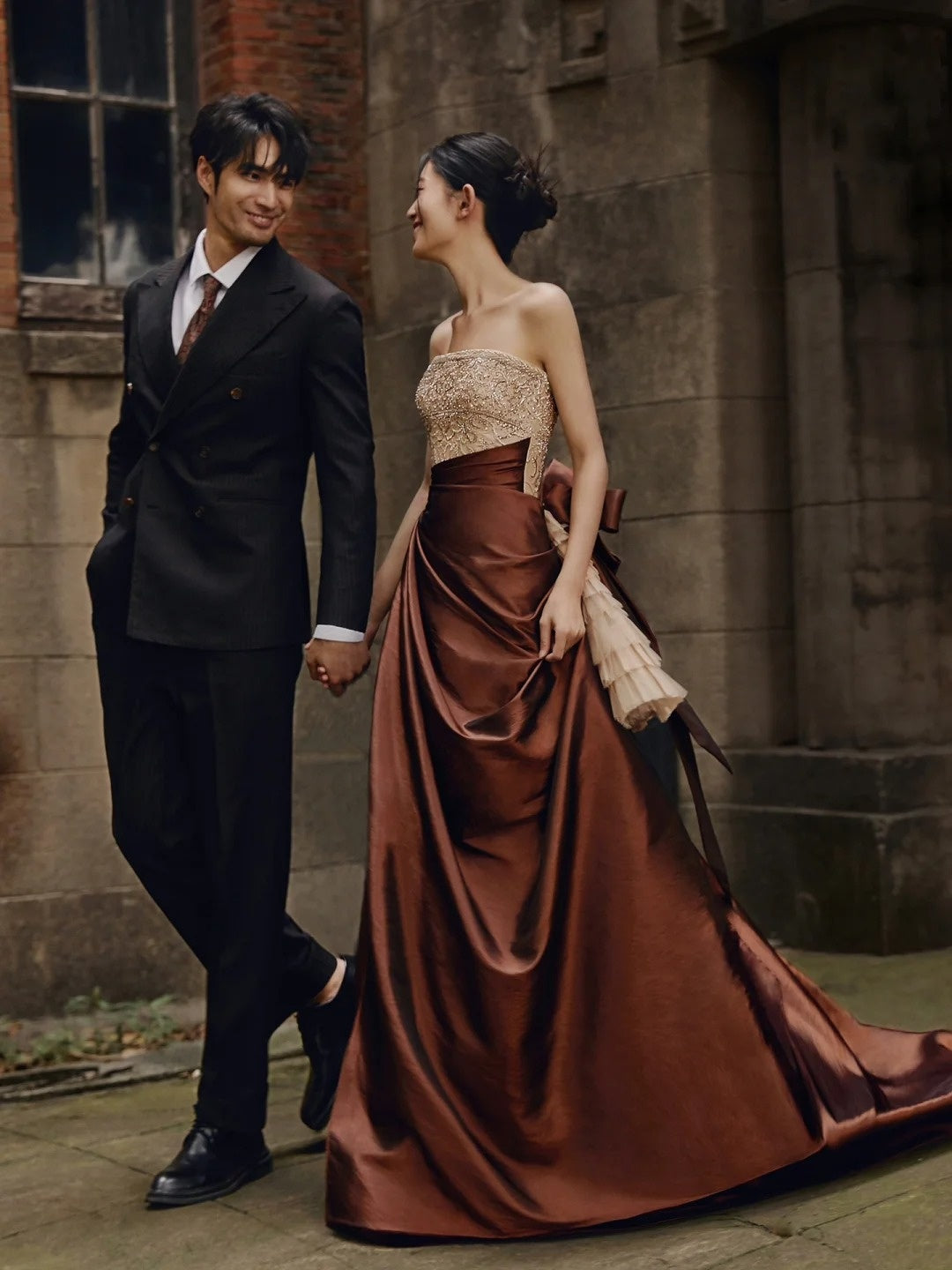 Elegantes, trägerloses Ballkleid mit champagnerfarbenem, perlenbesetztem Oberteil und braunem Rock – langes Abendkleid für formelle Anlässe (N272)