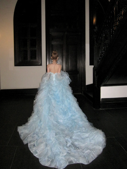 Elegantes, schulterfreies Ballkleid aus blauem Organza mit langen Cape-Ärmeln, gestuftem Lagenrock, ästhetisches langes Abendkleid für Abschlussfeiern N054