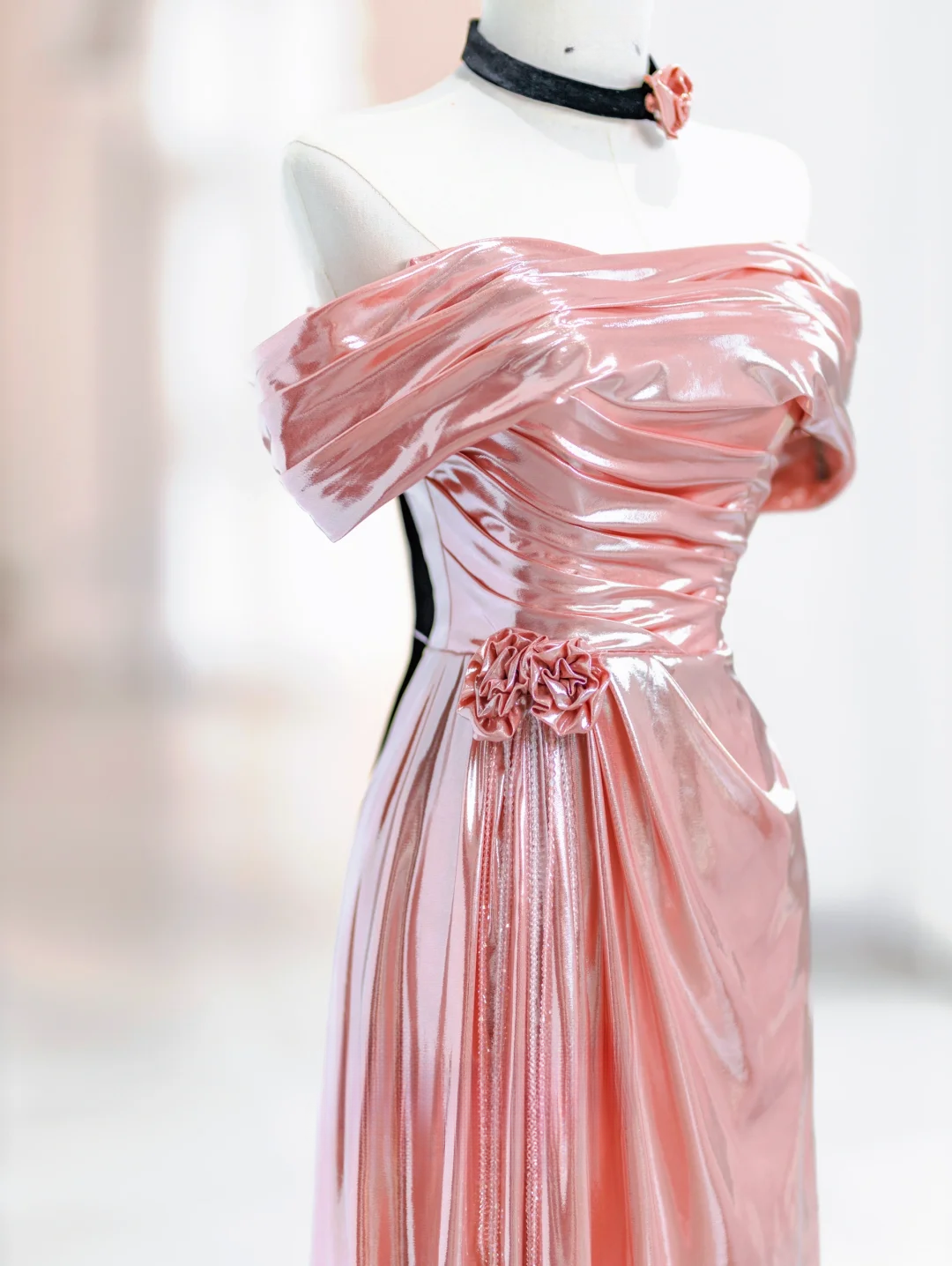 Elegantes Meerjungfrau-Abendkleid im bodenlangen Stil mit schulterfreiem rosa Satin, Inspiration für lange Ballkleider DH2814