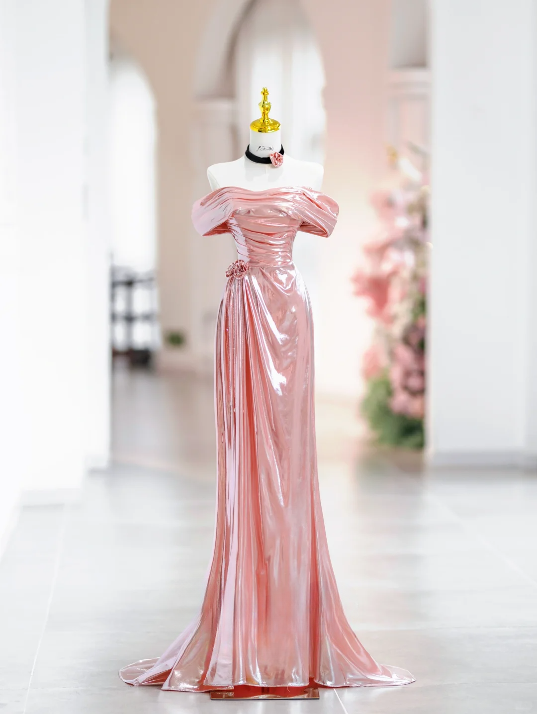 Elegantes Meerjungfrau-Abendkleid im bodenlangen Stil mit schulterfreiem rosa Satin, Inspiration für lange Ballkleider DH2814