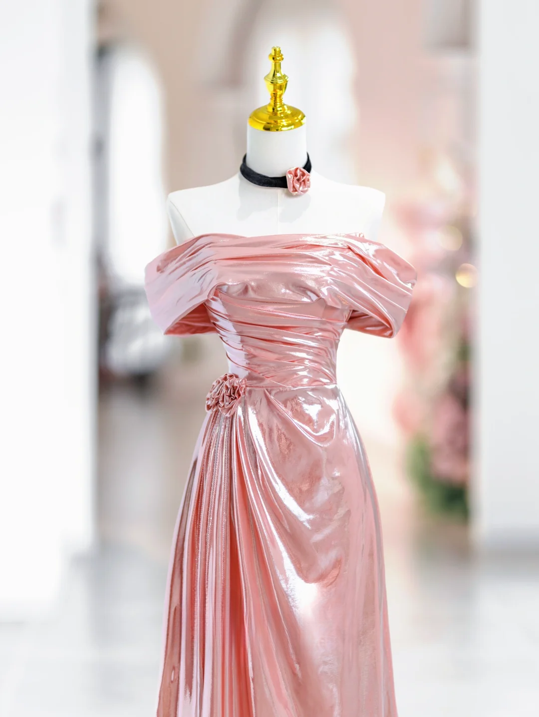 Elegantes Meerjungfrau-Abendkleid im bodenlangen Stil mit schulterfreiem rosa Satin, Inspiration für lange Ballkleider DH2814