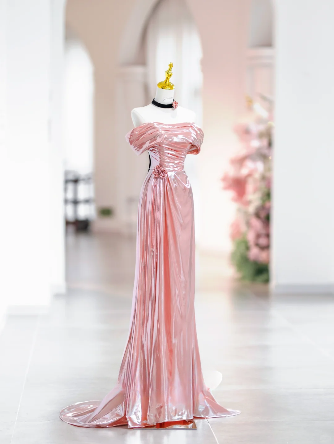 Elegantes Meerjungfrau-Abendkleid im bodenlangen Stil mit schulterfreiem rosa Satin, Inspiration für lange Ballkleider DH2814