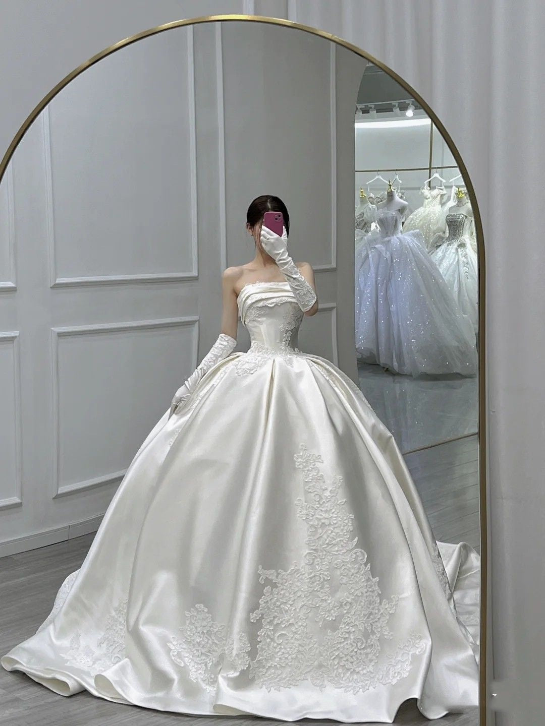 Robe de mariée de luxe en satin blanc sans bretelles, style conte de fées, style automne, RB2831