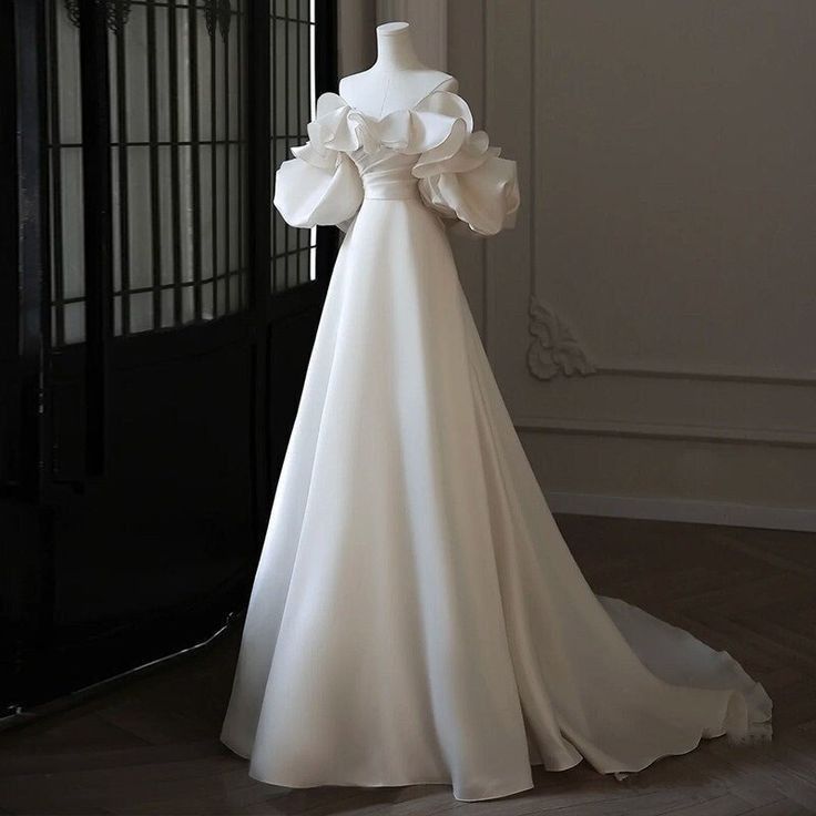 Robe de mariée intemporelle en satin blanc à épaules dénudées et manches, coupe trapèze, style conte de fées, RB2859