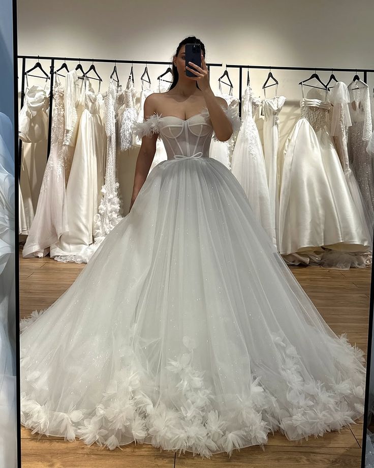 Robe de mariée blanche élégante, épaules dénudées, tulle, manches courtes, style robe de mariée longue, idées de robes de mariée DH2876