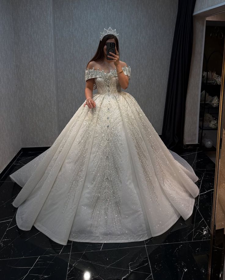 Robe de mariée élégante, épaules dénudées, paillettes, perles argentées, manches courtes, blanche, style longue, idées de robes de mariée DH2884