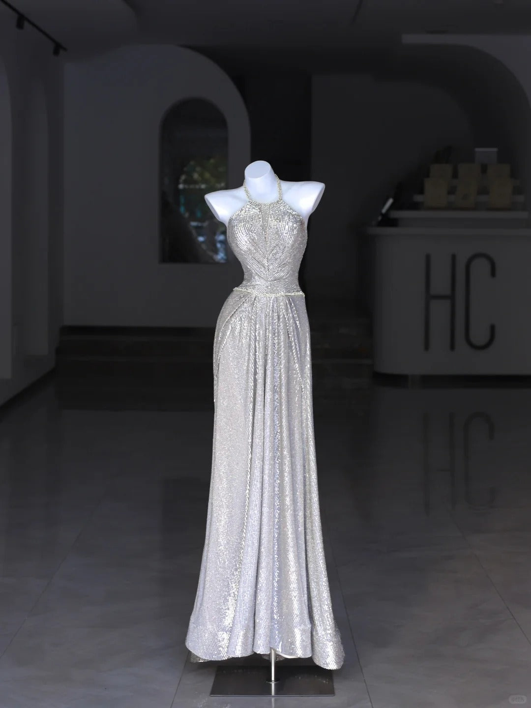 Robes de bal modestes Robe de soirée longue en paillettes argentées à col rond et coupe trapèze N2991