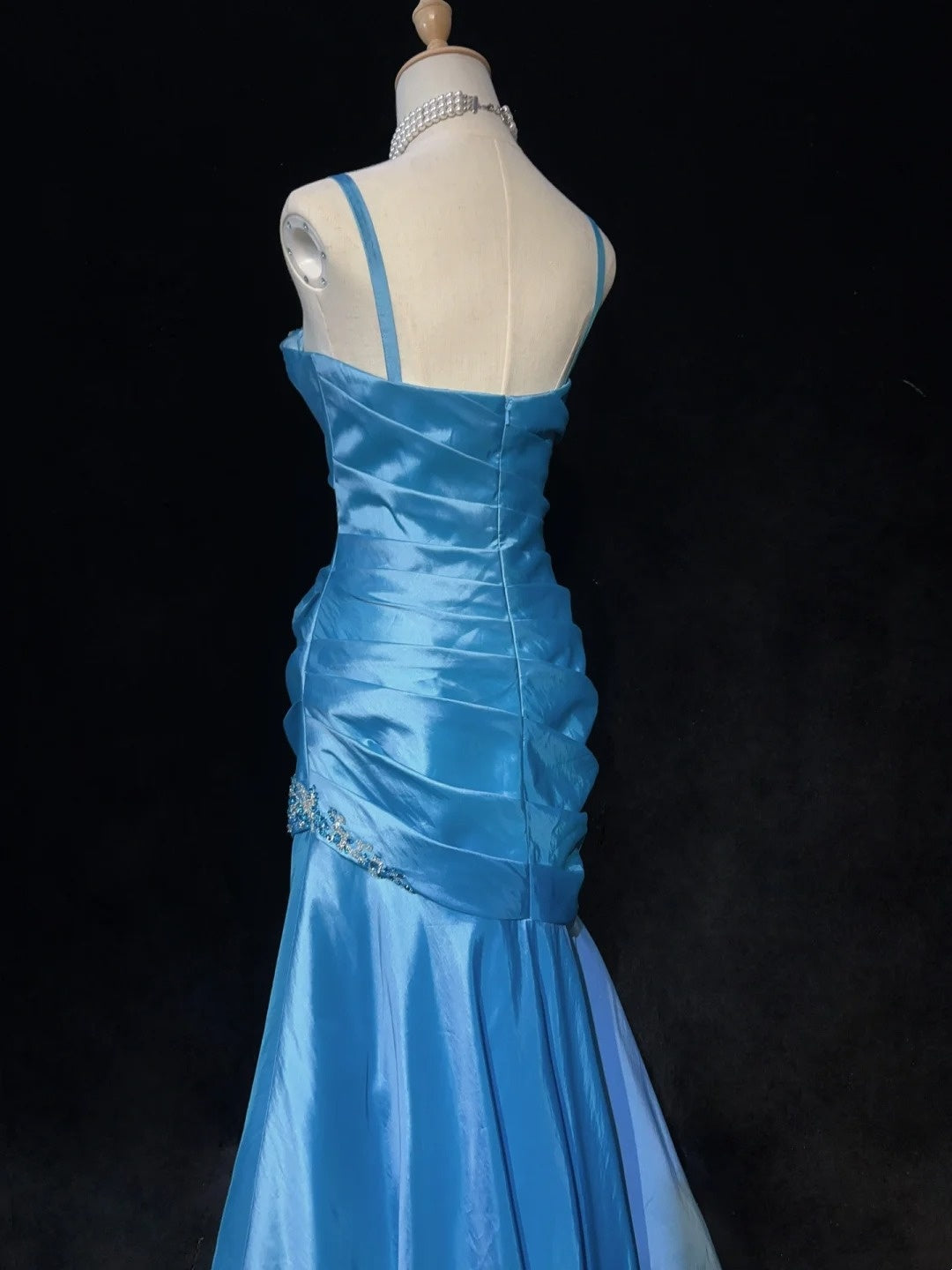 Robes de Bal Tendances Inspiration Sirène Bretelles Spaghetti Gala Bleu Satin avec Perles Robes de Soirée N3190