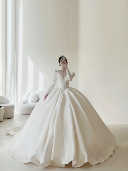 Zeitloses weißes Brautkleid mit Spitzenapplikationen, V-Ausschnitt, Ballkleid AB877