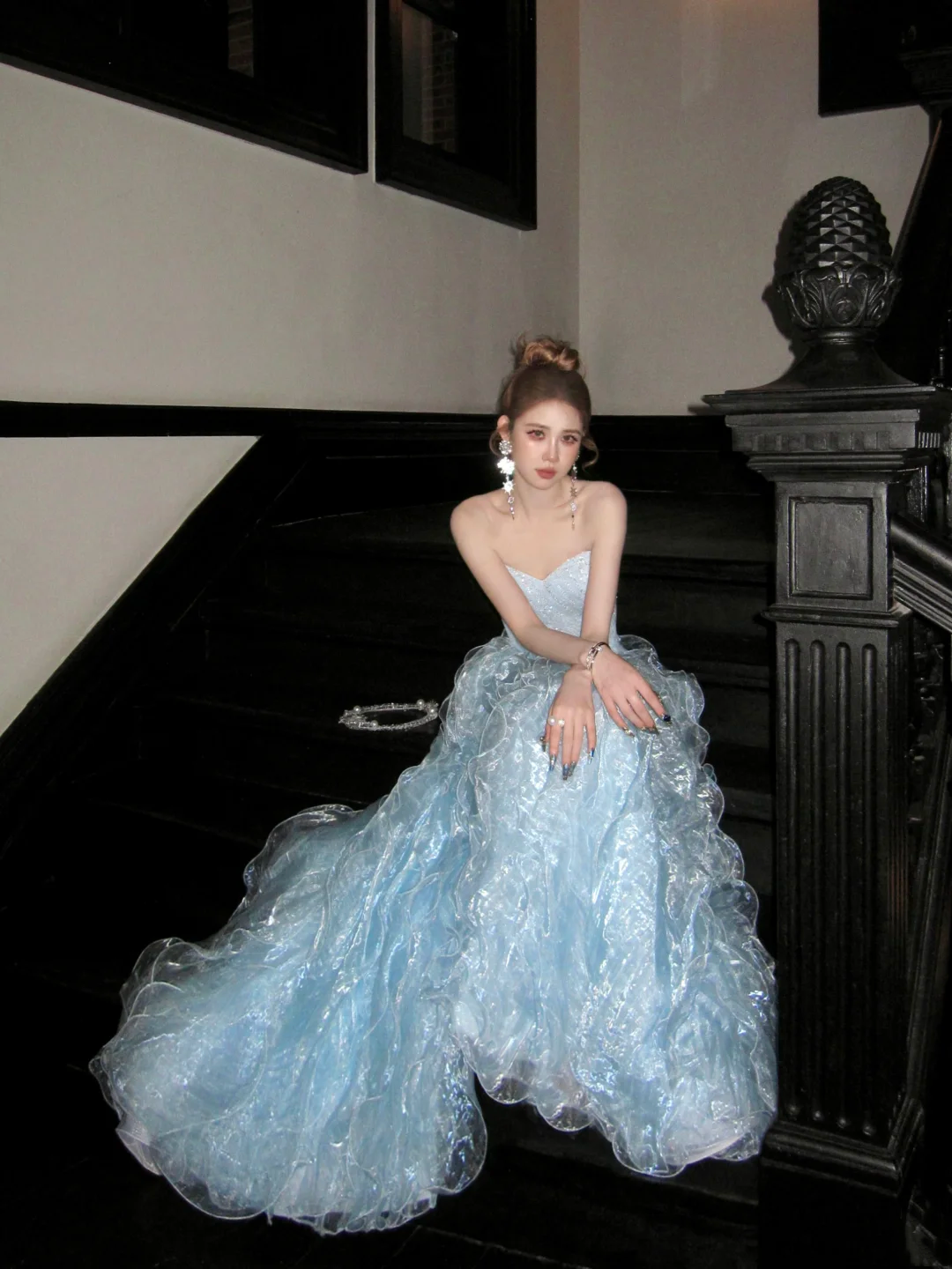 Elegantes, schulterfreies Ballkleid aus blauem Organza mit langen Cape-Ärmeln, gestuftem Lagenrock, ästhetisches langes Abendkleid für Abschlussfeiern N054