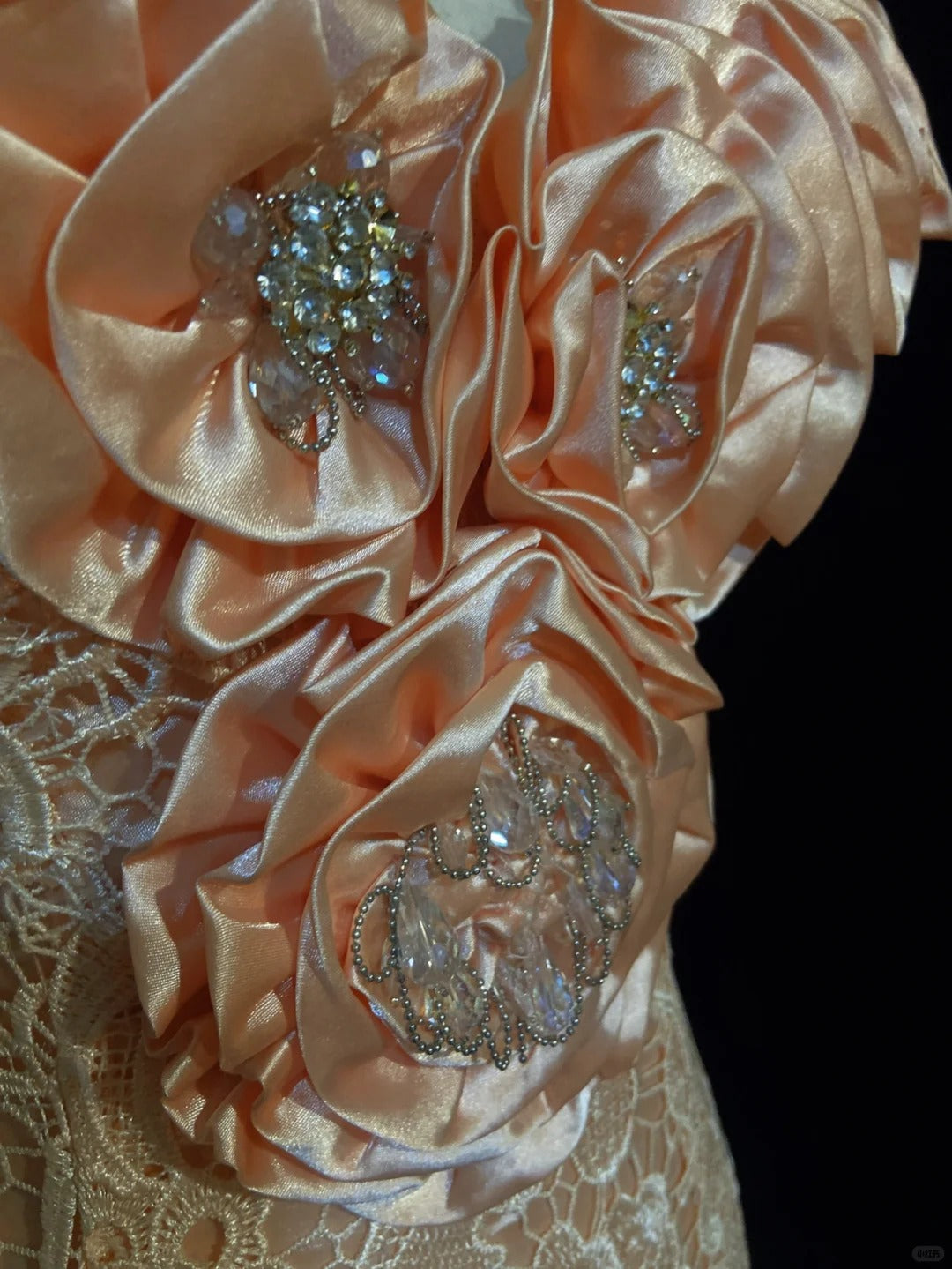 Wunderschöne Abschlussballkleider Meerjungfrau V-Ausschnitt Spitze Pink mit 3D-Blumen Ärmellos Lange Formelle Abendgarderobe N3648