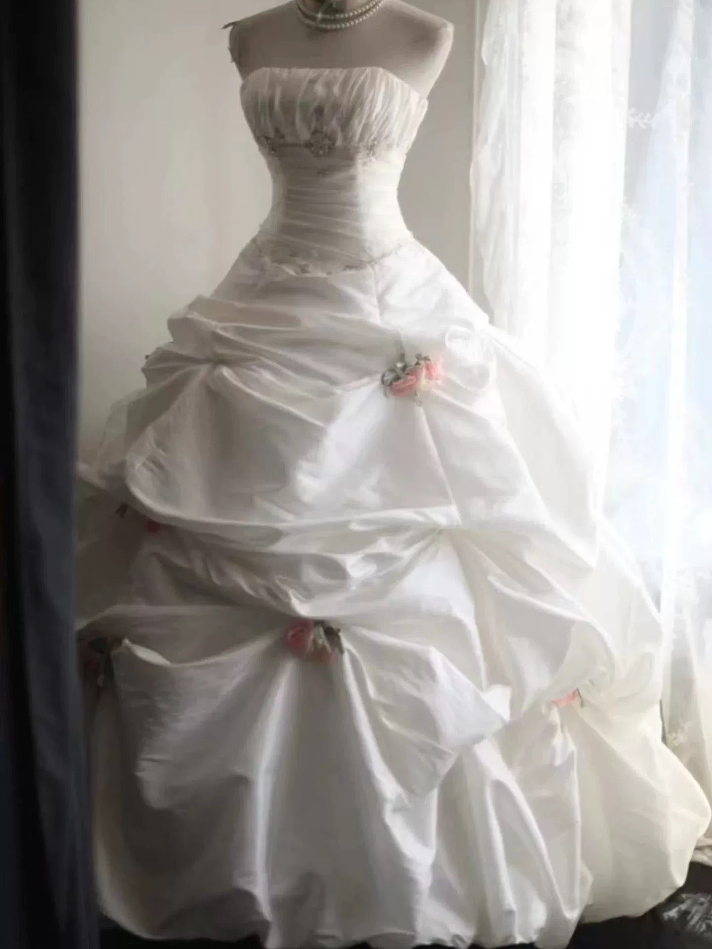 Timeless Wedding Dresses Ball Gowns Strapless White Satin With Flowers Summer Garden Wedding Dress N4085
