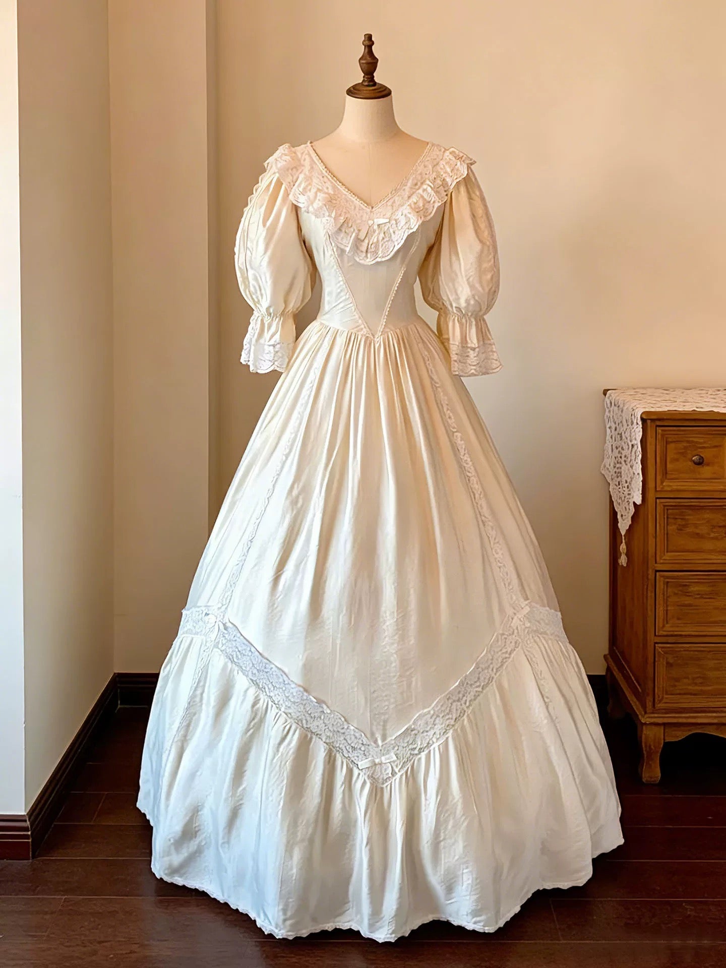 Timeless Wedding Dresses Ball Gowns V Neck Long Sleeves Lace Summer Wedding Dress N4275