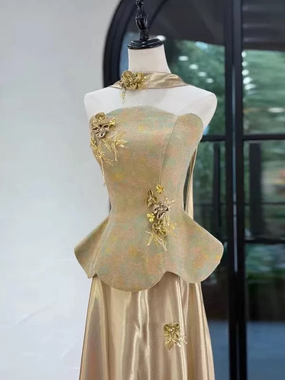 Robe de soirée longue trapèze sans bretelles en satin doré, style années 80, sans manches, pour bal de promo N2024