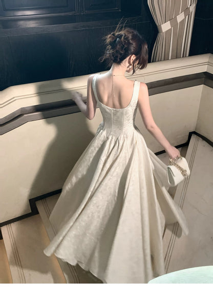 Klassische A-Linie, eckiger Ausschnitt, elfenbeinfarbenes Satin-Inspirationskleid für Hochzeitsgäste N2052