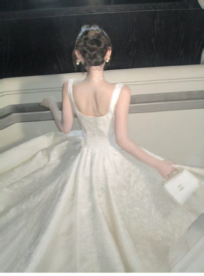 Klassische A-Linie, eckiger Ausschnitt, elfenbeinfarbenes Satin-Inspirationskleid für Hochzeitsgäste N2052