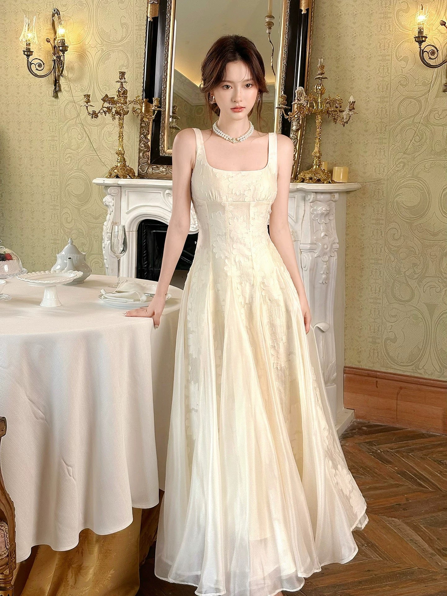 Robes de soirée longues coupe princesse col carré dentelle champagne N2057
