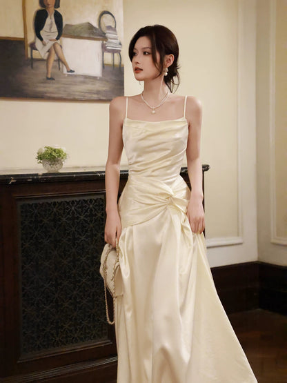 Einfaches A-Linien Spaghetti-Träger Champagner-Satin Inspiration Langes Hochzeitsgastkleid N2058