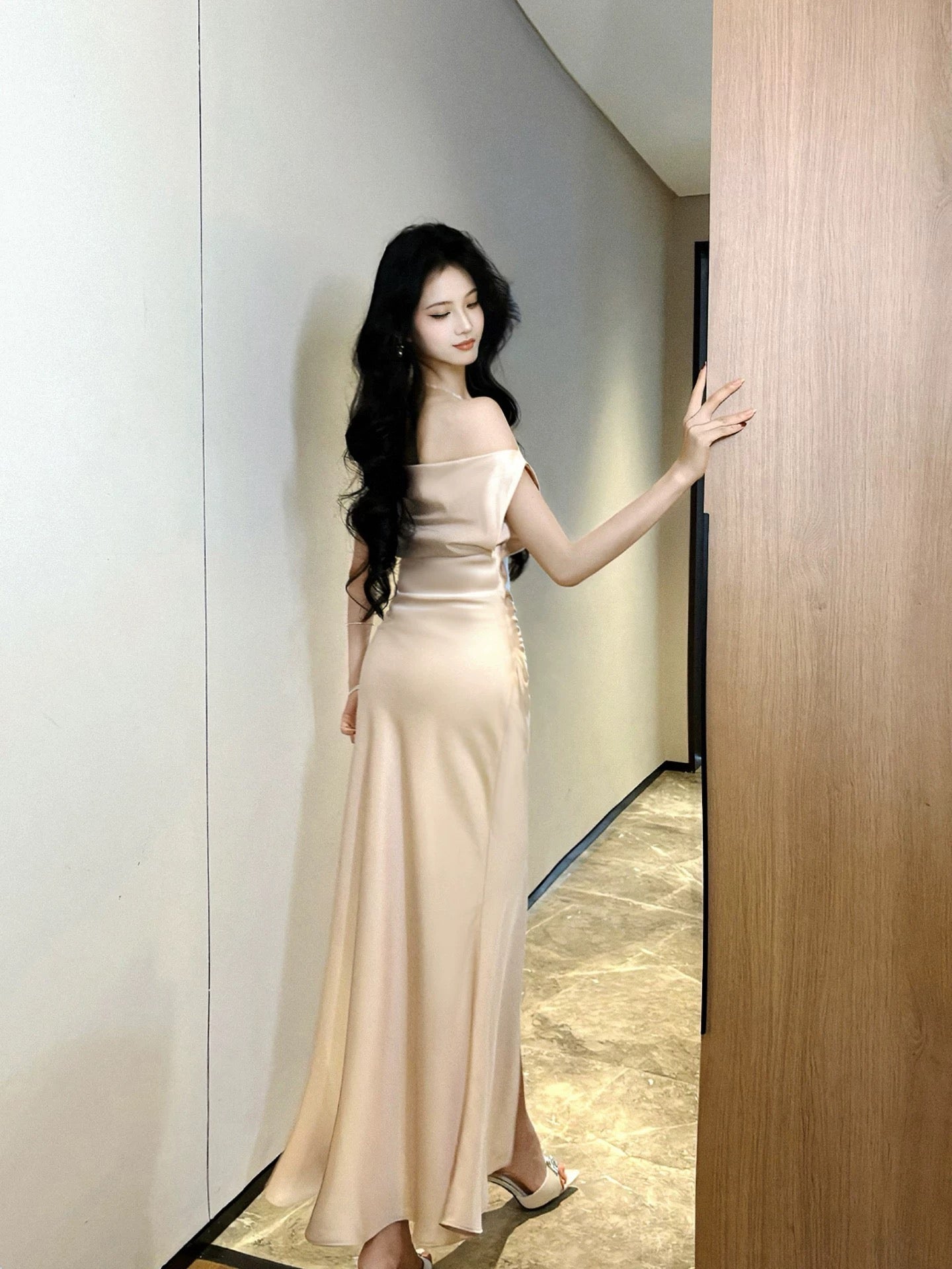 Französischer Stil Meerjungfrau Off Shoulder Satin Schlitz Inspiration Lange Abschlussball Hochzeitsgastkleider N2063