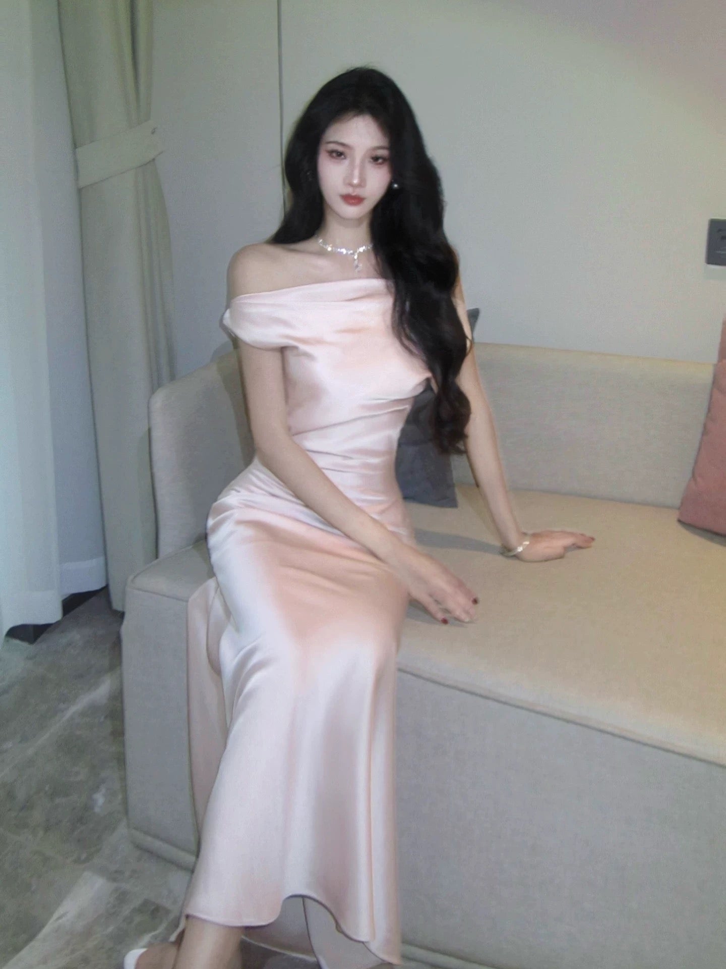 Französischer Stil Meerjungfrau Off Shoulder Satin Schlitz Inspiration Lange Abschlussball Hochzeitsgastkleider N2063