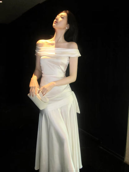 Schlichtes, schulterfreies Meerjungfrauen-Brautjungfernkleid aus weißem Satin mit Falten, langes Hochzeitsgastkleid N2093