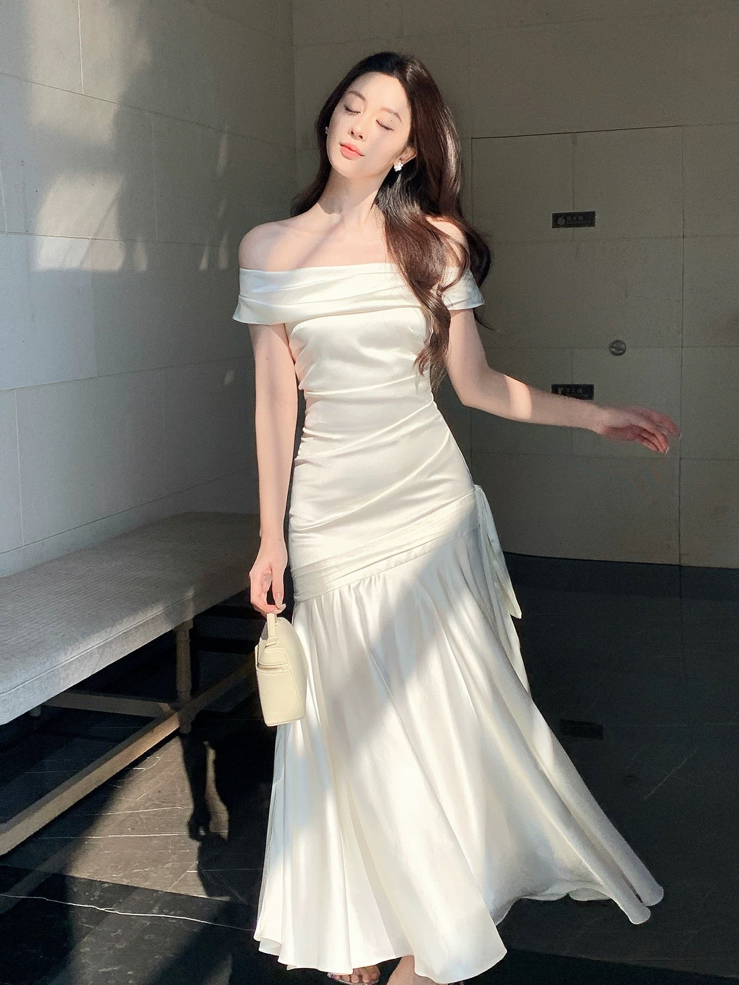 Schlichtes, schulterfreies Meerjungfrauen-Brautjungfernkleid aus weißem Satin mit Falten, langes Hochzeitsgastkleid N2093
