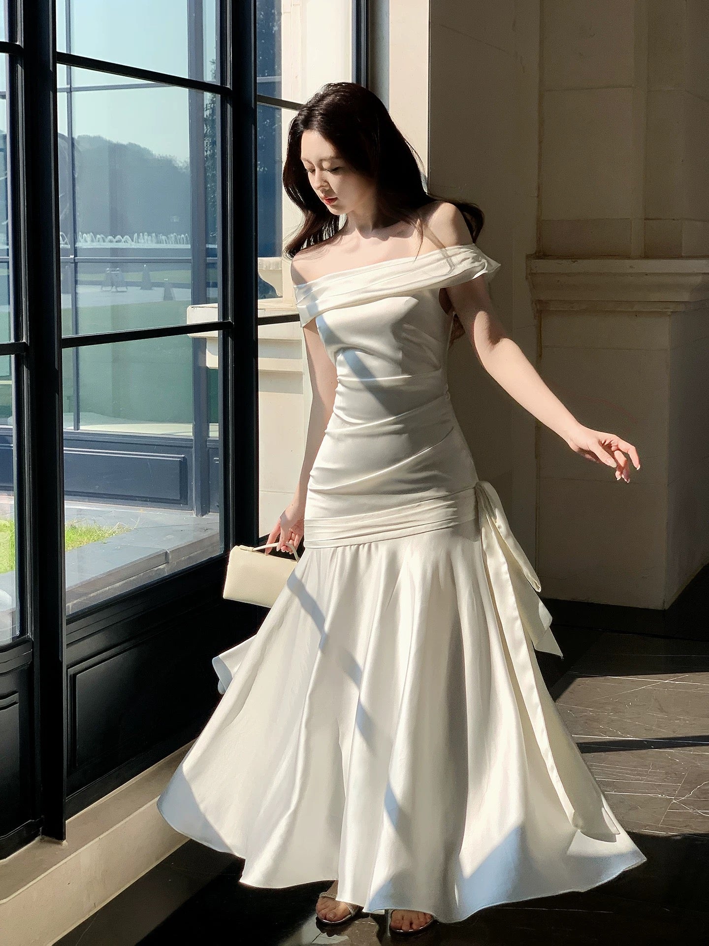 Schlichtes, schulterfreies Meerjungfrauen-Brautjungfernkleid aus weißem Satin mit Falten, langes Hochzeitsgastkleid N2093