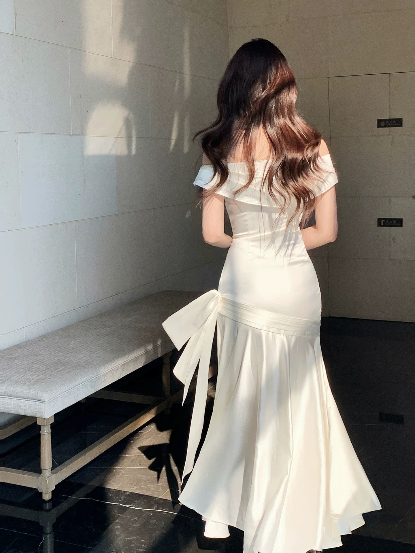 Schlichtes, schulterfreies Meerjungfrauen-Brautjungfernkleid aus weißem Satin mit Falten, langes Hochzeitsgastkleid N2093