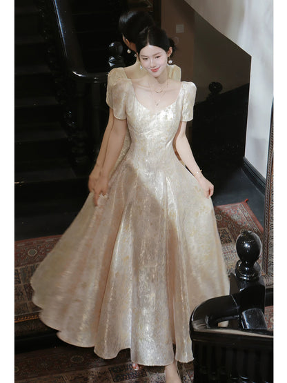 Robes d'invitées de mariage et de bal longues en satin doré et dentelle coupe trapèze simples N2095