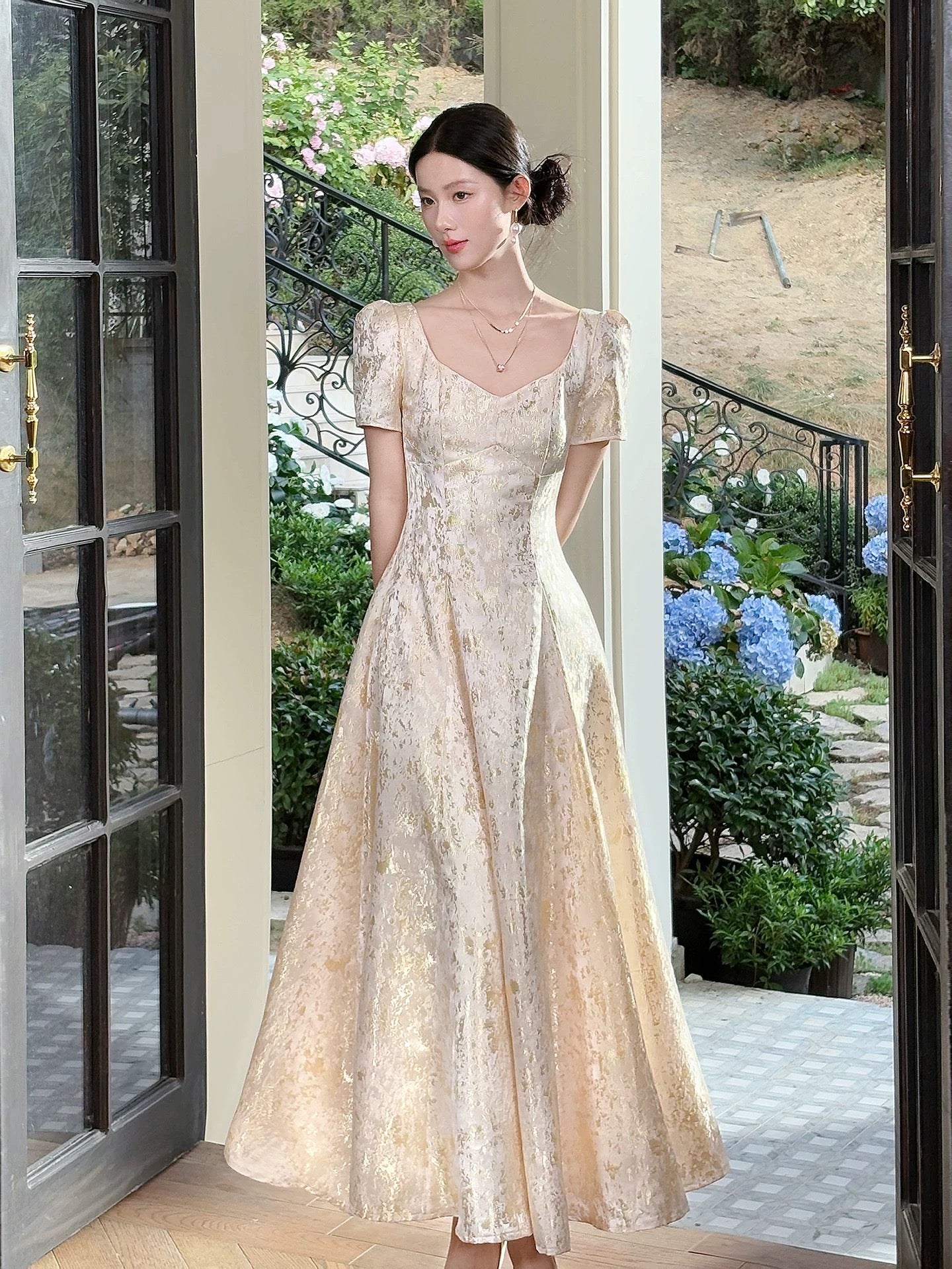 Robes d'invitées de mariage et de bal longues en satin doré et dentelle coupe trapèze simples N2095