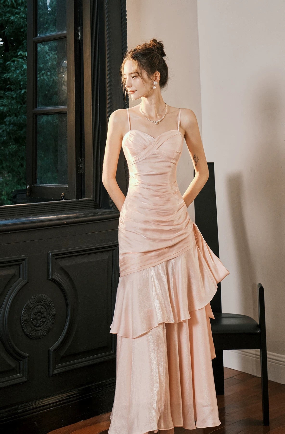 Robes de soirée longues en satin rose blush avec fines bretelles pour invitées de mariage et bal de promo N2102