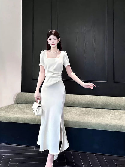 Robes de soirée pour invitées N2179 en satin blanc style sirène avec col carré et fente.
