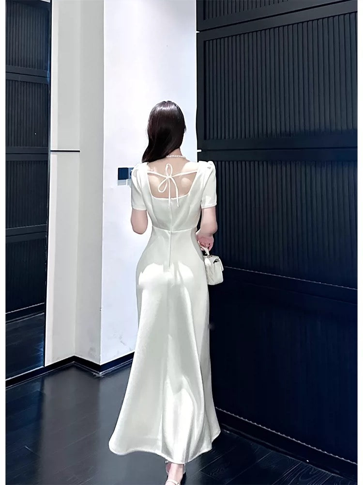 Robes de soirée pour invitées N2179 en satin blanc style sirène avec col carré et fente.