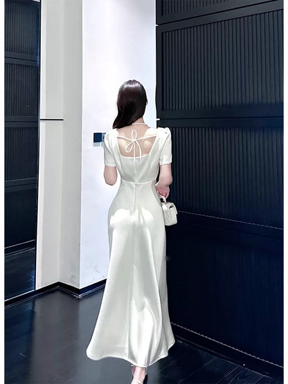 Robes de soirée pour invitées N2179 en satin blanc style sirène avec col carré et fente.