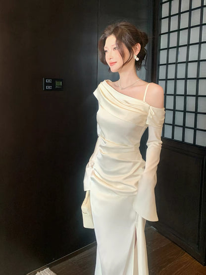 Robe de Soirée Simple pour Mariage ou Invité, Coupe Sirène, Épaules Dénudées, Manches Longues en Satin Blanc Inspiration N2181
