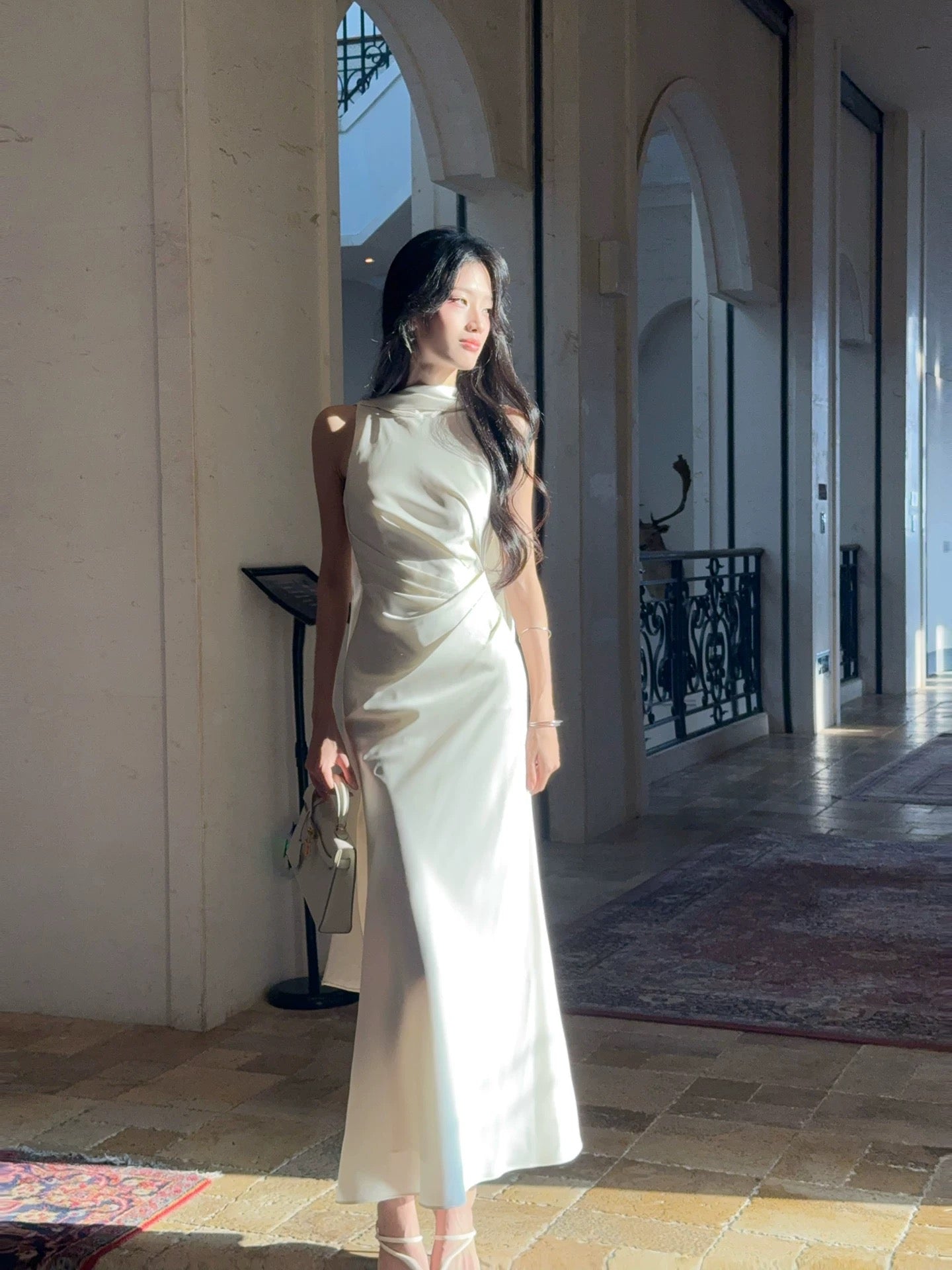 Elegantes Etui-Kleid mit hohem Kragen aus Satin – Inspiration für Hochzeitsgäste im Frühling N2188