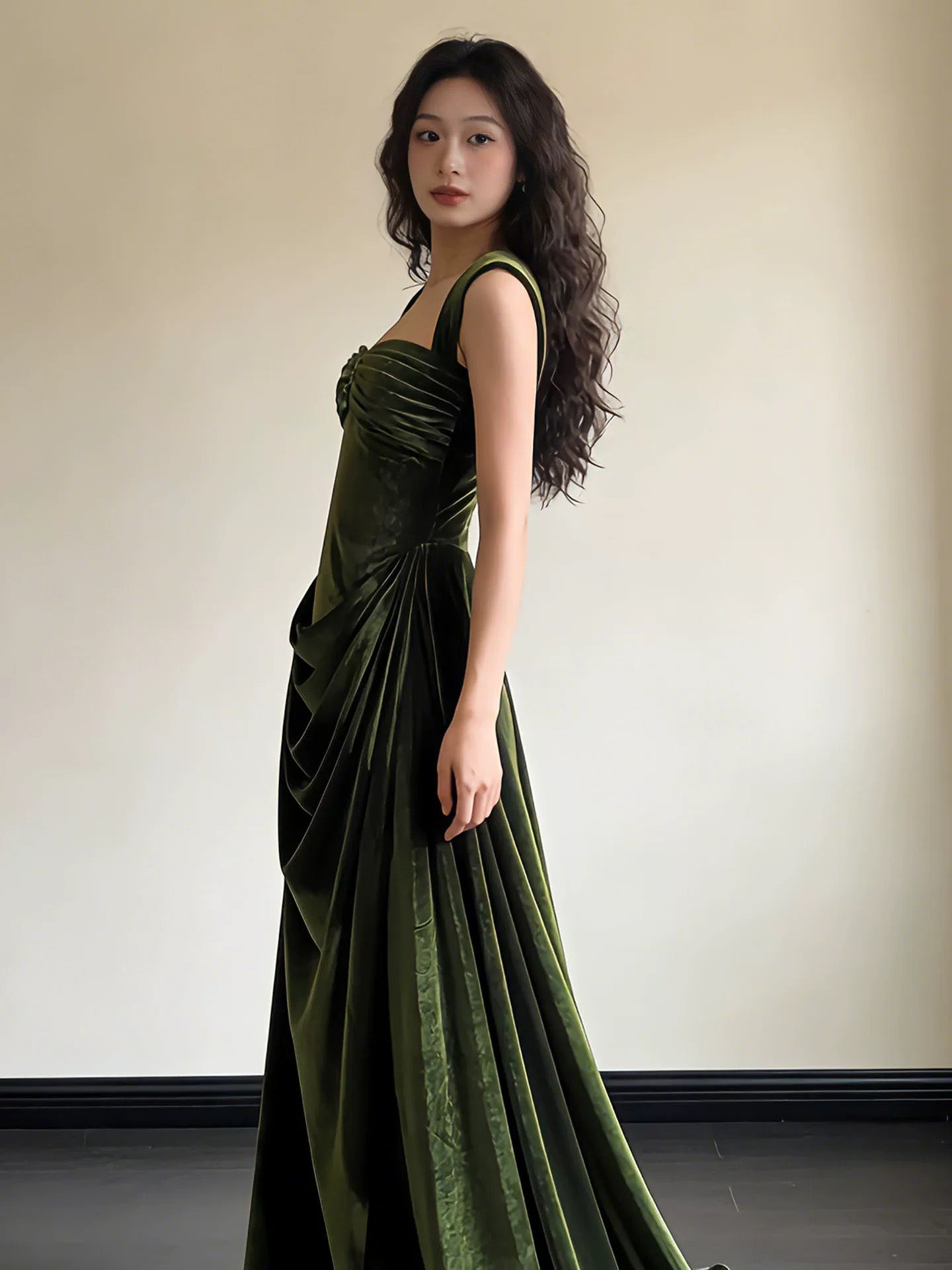 Robe de bal longue vintage en velours vert, coupe trapèze, sans bretelles, à volants, idéale pour les lycéennes et les adolescentes (N1671).