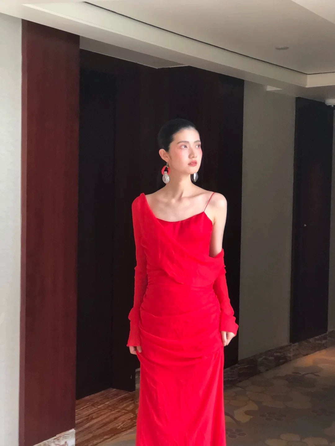 Robe longue d'invitée de mariage classique sirène à fines bretelles en mousseline rouge, inspiration N1667