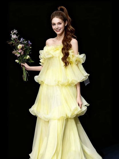 Robe de bal de fin d'année vintage jaune en mousseline, coupe trapèze, épaules dénudées et volants, idéale pour les lycéennes et les adolescentes (N1677).