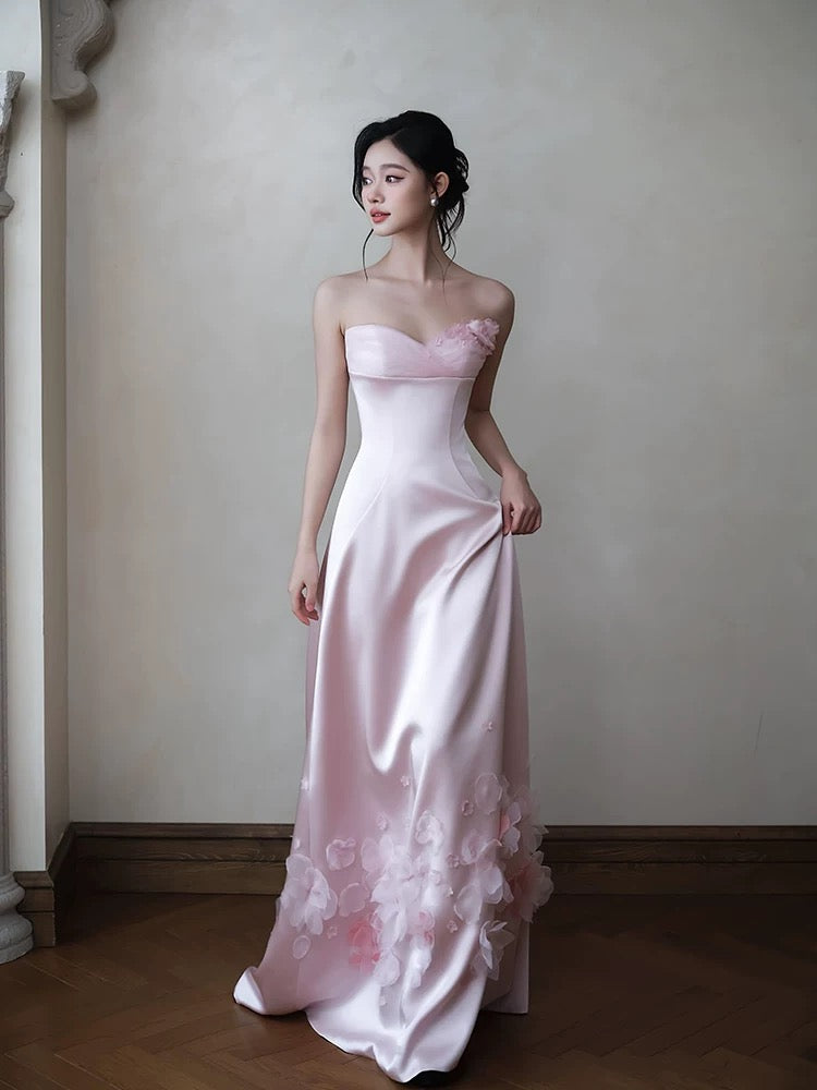 Robe longue classique en satin rose satiné, coupe trapèze, décolleté cœur et volants, inspiration florale, référence N1685