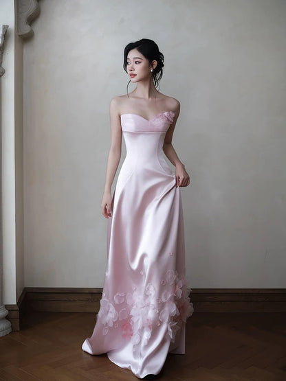 Robe longue classique en satin rose satiné, coupe trapèze, décolleté cœur et volants, inspiration florale, référence N1685