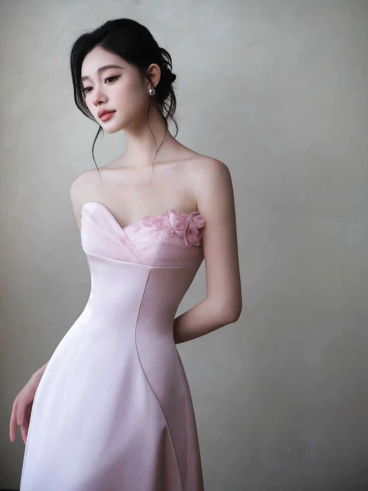 Robe longue classique en satin rose satiné, coupe trapèze, décolleté cœur et volants, inspiration florale, référence N1685