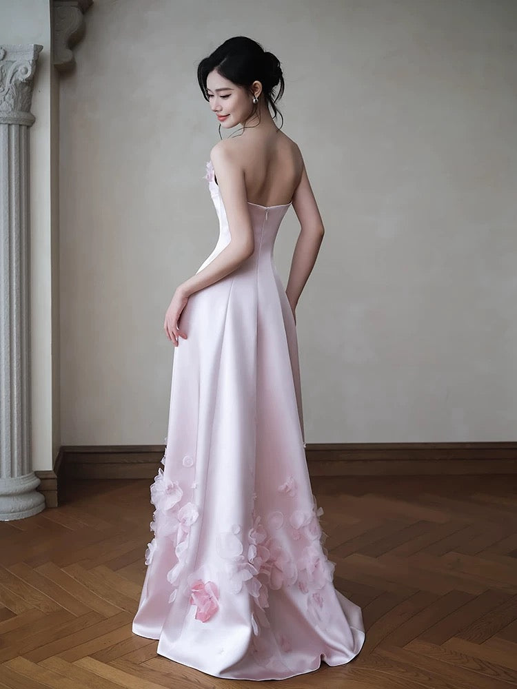 Robe longue classique en satin rose satiné, coupe trapèze, décolleté cœur et volants, inspiration florale, référence N1685