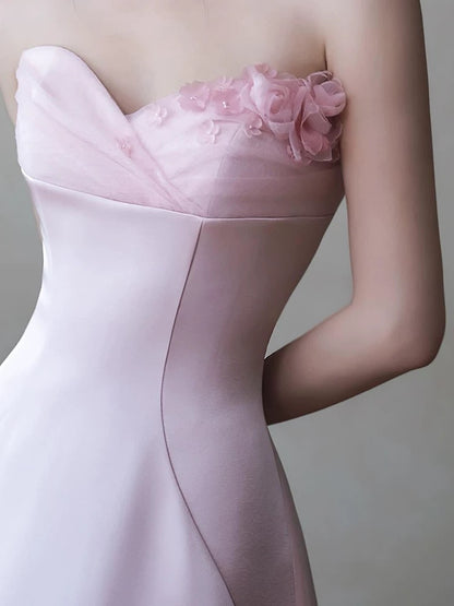 Robe longue classique en satin rose satiné, coupe trapèze, décolleté cœur et volants, inspiration florale, référence N1685
