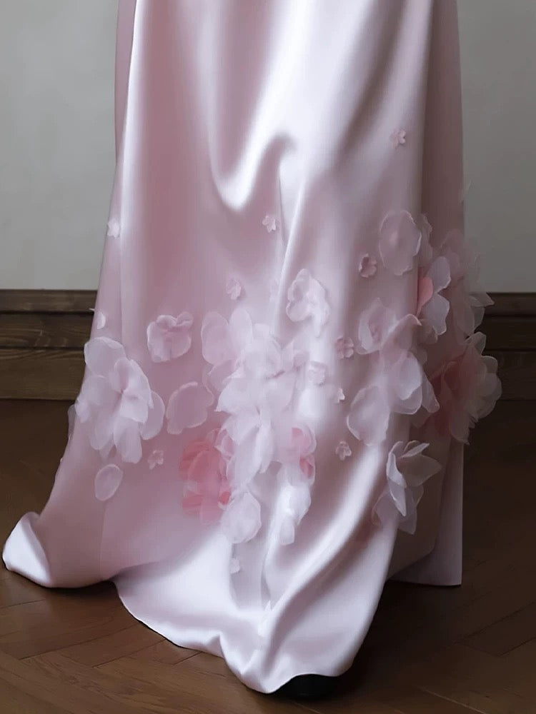 Robe longue classique en satin rose satiné, coupe trapèze, décolleté cœur et volants, inspiration florale, référence N1685