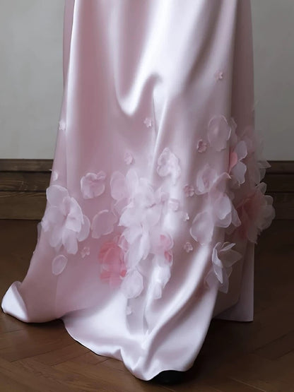Robe longue classique en satin rose satiné, coupe trapèze, décolleté cœur et volants, inspiration florale, référence N1685