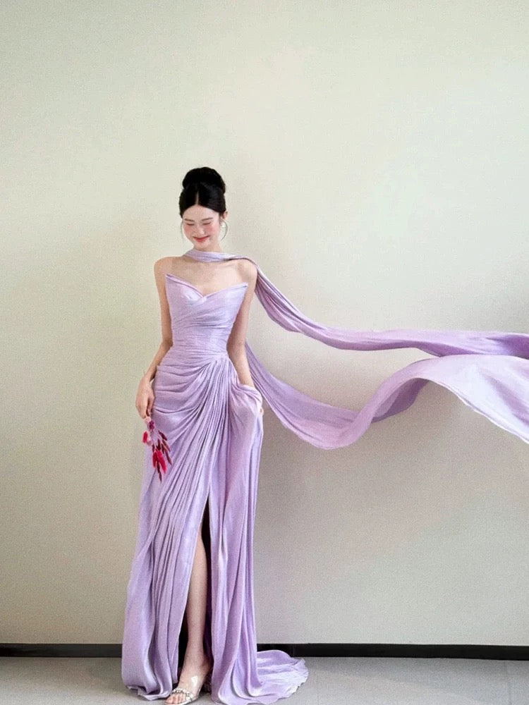 Klassisches Meerjungfrauen-Kleid mit herzförmigem Ausschnitt, lila Satin mit Rüschen und Schal – Inspiration für lange Hochzeitsgastkleider N1687