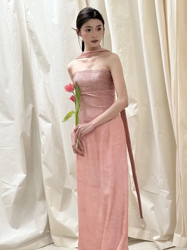 Robe longue classique en satin rose, bustier, coupe trapèze, ornée de volants et d'un foulard, idéale pour les invitées de mariage (N1690)